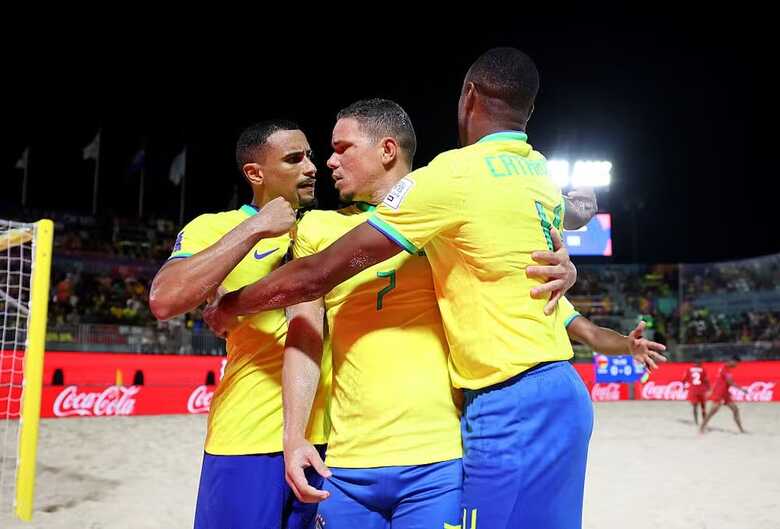 Seleção brasileira celebra gol contra Omã na Copa do Mundo de futebol de areia 