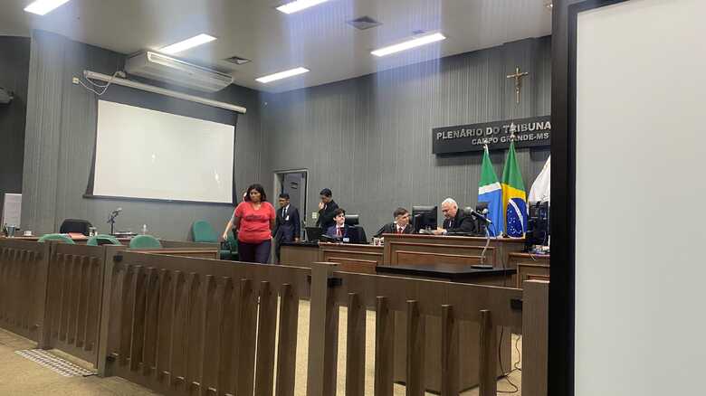 Rozely Henrique, a "Buga", chegou ao plenário do júri escoltada por uma policial - 