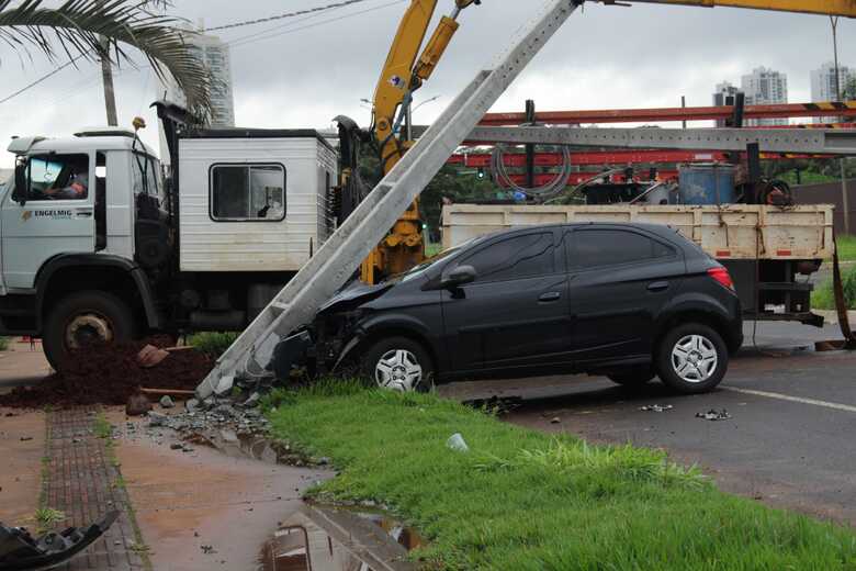 O poste precisou ser trocado por conta do acidente
