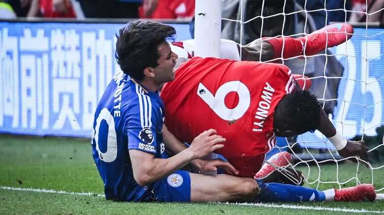 Awoniyi se chocou com a trave ao tentar completar uma jogada 