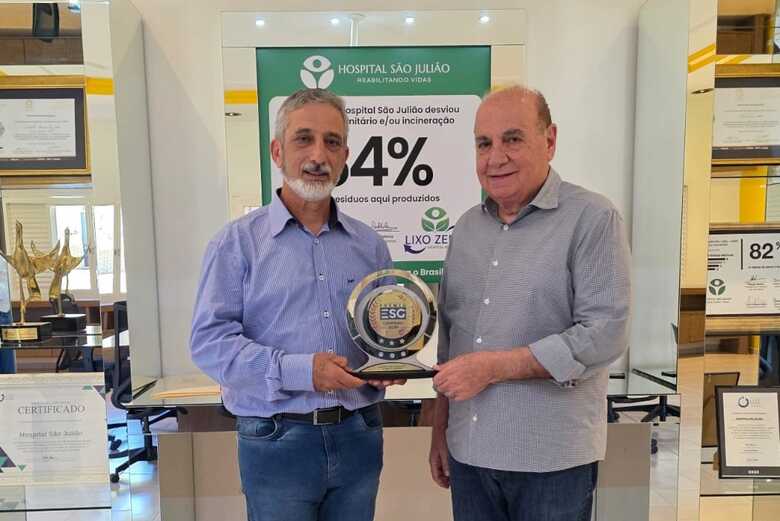 Gerente de Política Ambiental, Bruno Maddalena e o presidente do São Julião, Carlos Melke