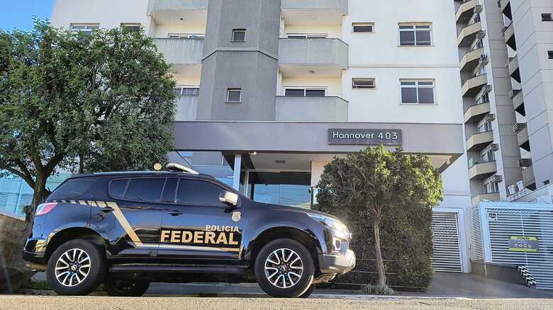 Equipes policiais fazem "batida" em prédio de apartamentos de luxo na região central -