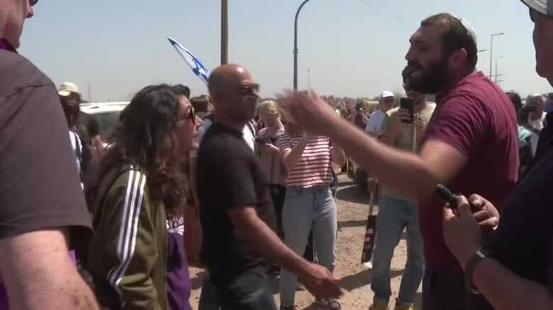 Manifestantes israelenses pró e contra a entrada de ajuda humanitária em Gaza se confrontam