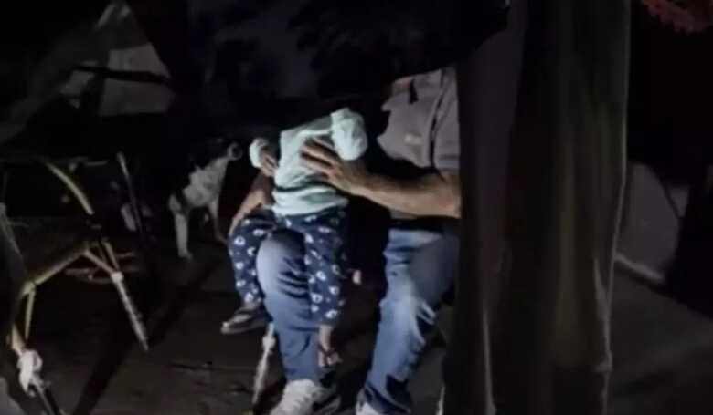 O bebê foi resgatado pelos familiares 