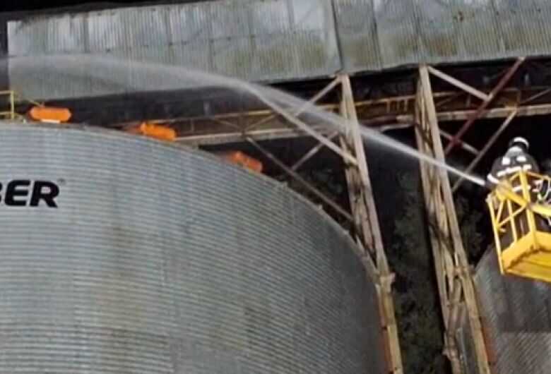 Os militares utilizaram jato compacto para conter diretamente as chamas e jato neblinado para resfriamento das estruturas