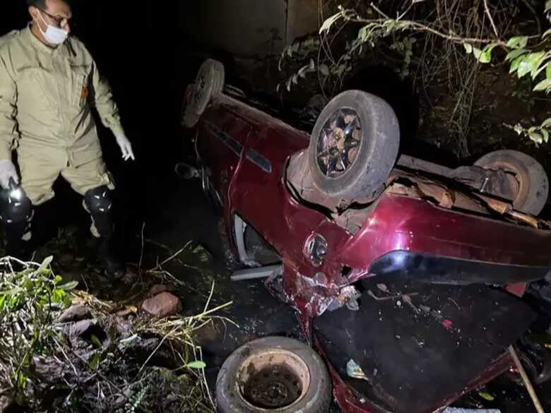 Acidente aconteceu por volta da meia-noite