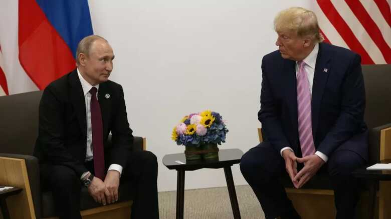 Vladimir Putin e Donald Trump - Veja mais em https://noticias.uol.com.br/internacional/ultimas-noticias/2025/05/19/telefonema-trump-putin.htm?cmpid=copiaecola
