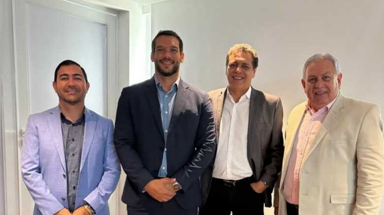 Presidentes da FFMS, FGF e da FDFF ao lado do novo presidente da CBF, Samir Xaud
