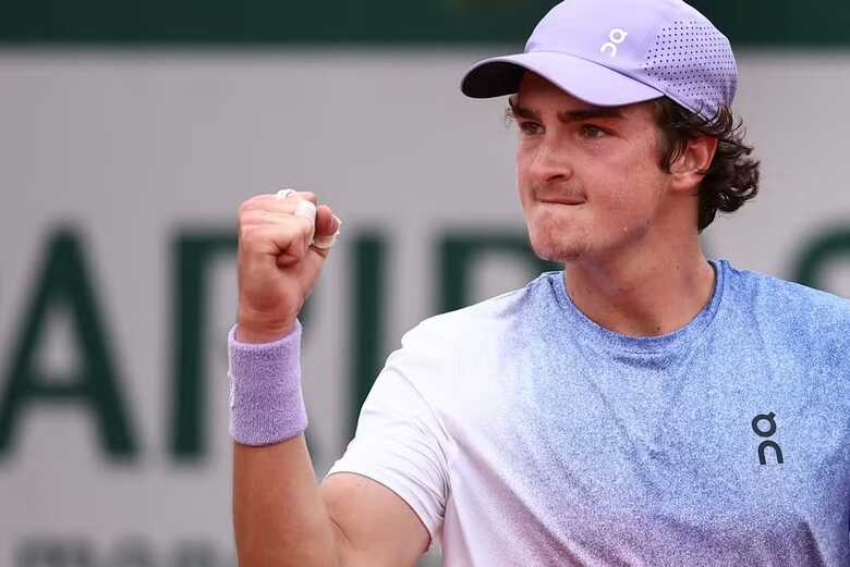 João Fonseca vibra com ponto na segunda rodada de Roland Garros