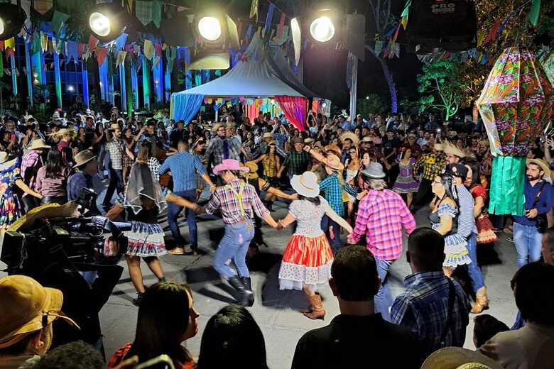 Prepare o chapéu de palha, a roupa caipira e celebre a tradição junina  