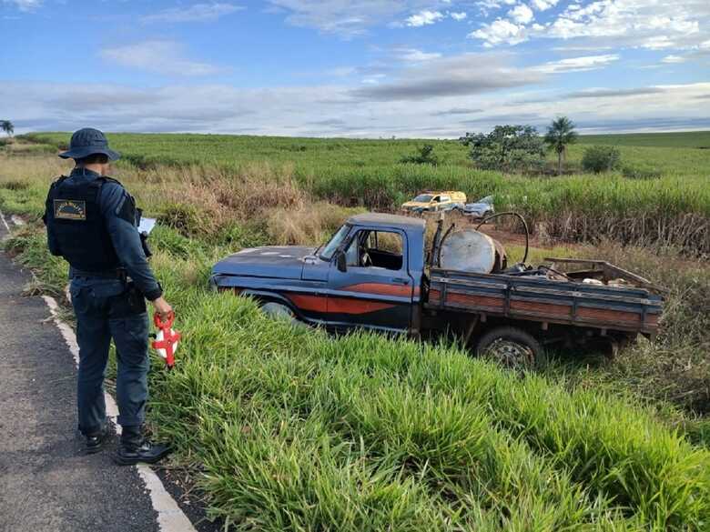 Ve&iacute;culo ficou parado nas margens da rodovia