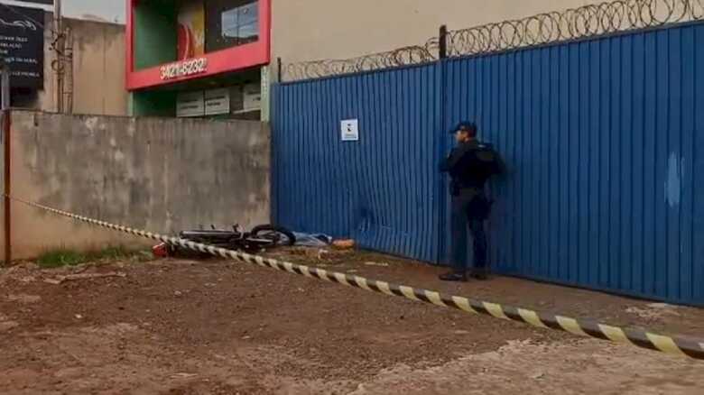 Motociclista bateu contra portão