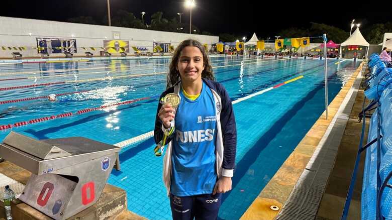 Nadadora conquistou quatro ouros na competição