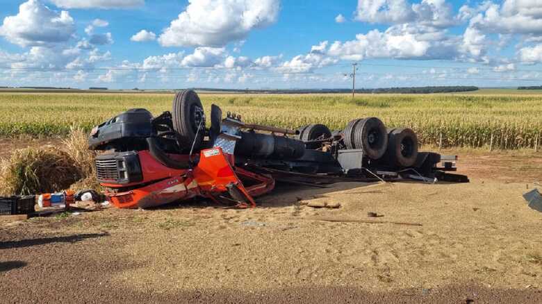 Caminhão capotou após a colisão