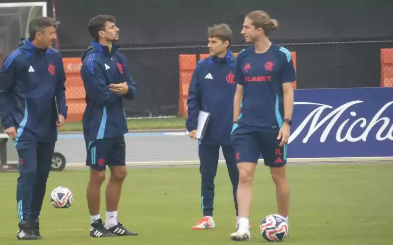 Filipe Luís junto à comissão técnica do Flamengo no último treino antes da estreia no Mundial de Clubes 