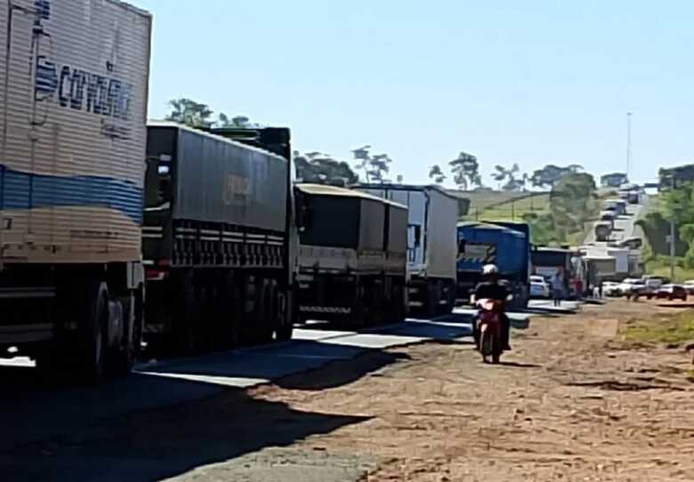 Fila de carros que se formou após o acidente