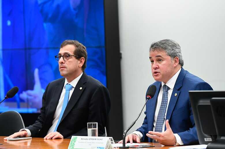Relator da LDO, deputado Gervásio Maia, ao lado do presidente da comissão, senador Efraim Filho  