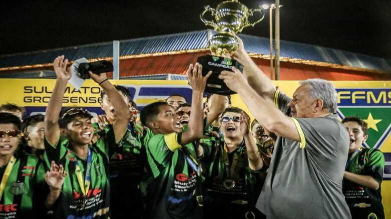 Clube do Náutico levanta o trófeu ao lado do presidente da FFMS