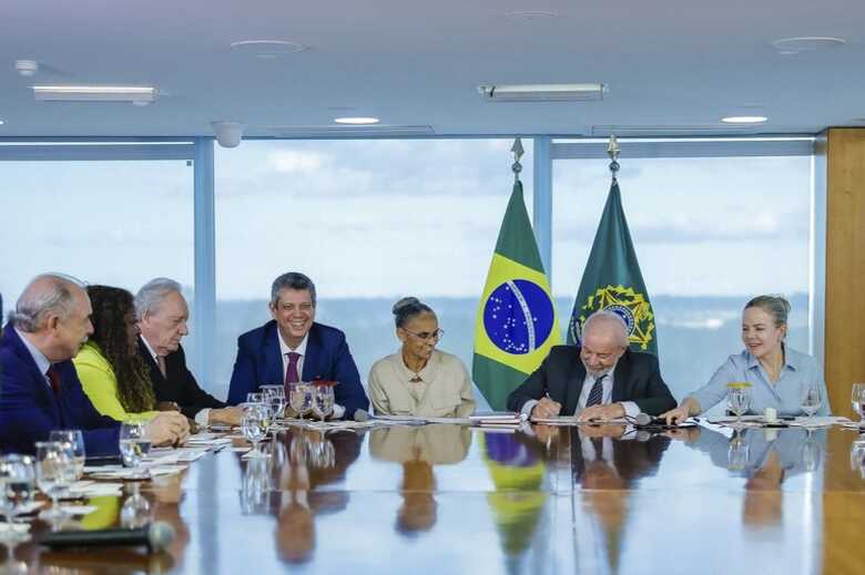 Presidente Lula e ministros assinam ato em cerimônia no Palácio do Planalto
