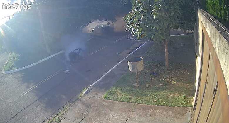 Motor do carro até saiu com o impacto