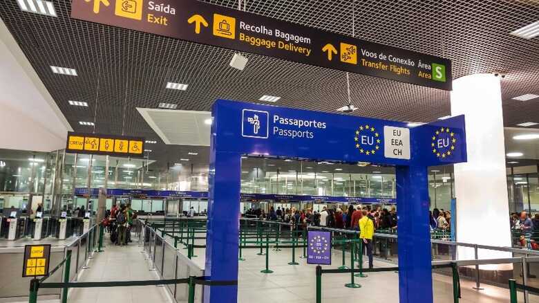 Imagem da imigração no aeroporto de Lisboa