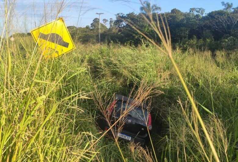 Fiat Pálio parou na vegetação existente as margens da rodovia