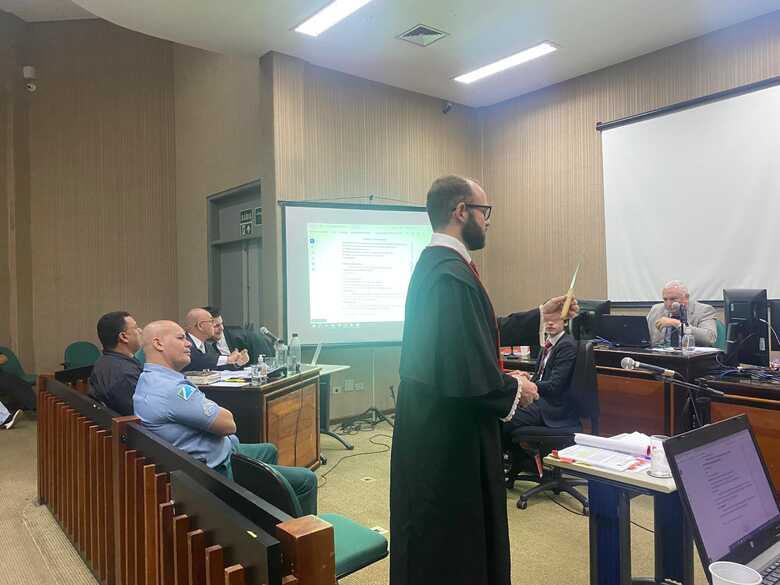 Promotor de Justiça mostra aos jurados faca usada no crime  