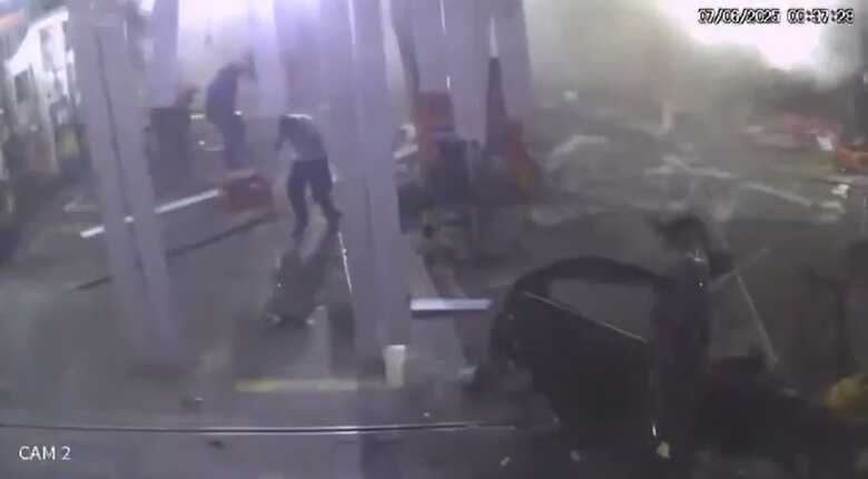Câmeras de segurança mostram explosão de carro em posto de combustíveis no centro do Rio  