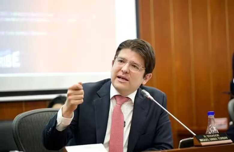 Miguel Uribe, senador e pré-candidato à presidência da Colômbia, é baleado durante evento em Bogotá 