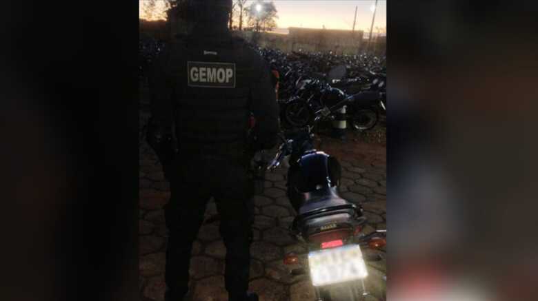 Motocicleta foi apreendida