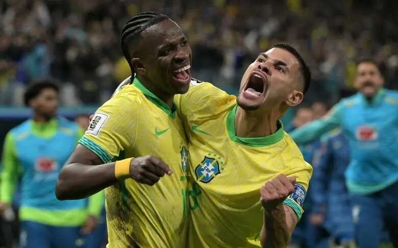 Jogadores brasileiros comemorando a vitória sobre o Paraguai