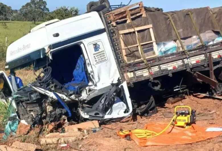 O motorista da caminhonete morreu ainda no local
