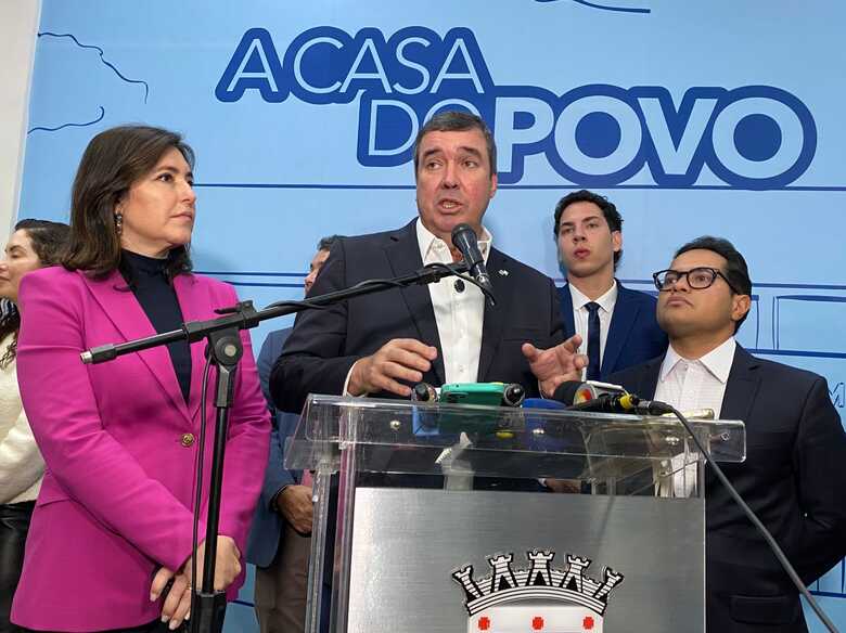 Ministra Simone Tebet, governador Eduardo Riedel e vereador Papy em coletiva de imprensa