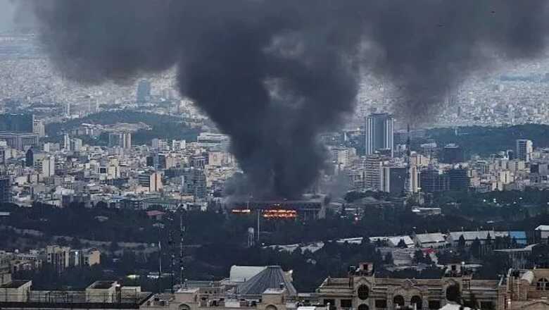 Fumaça sobe após ataque israelense, no Irã  