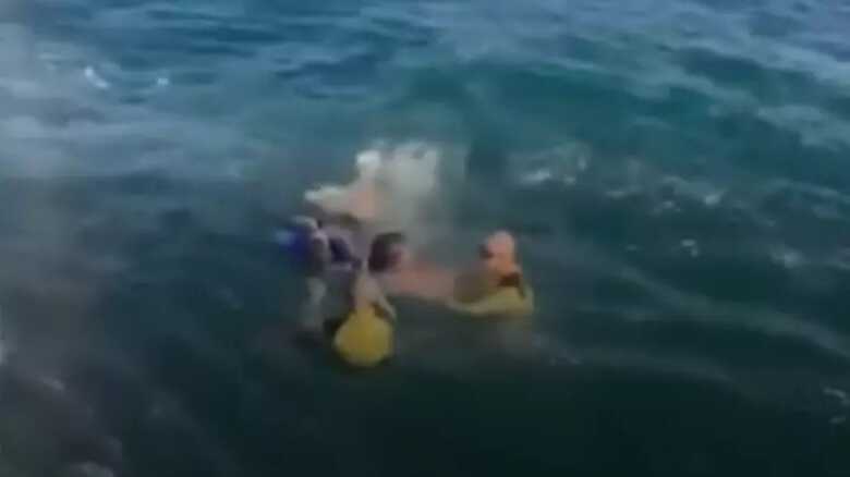 Pânico! Ventania arrasta 73 para o mar e grupo fica preso à deriva