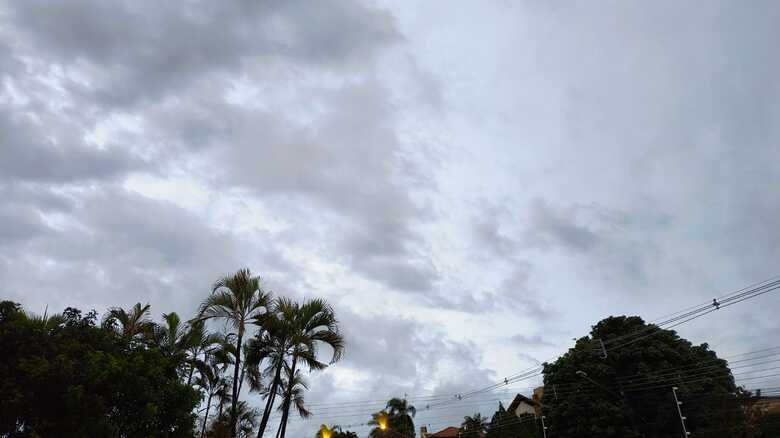 Tempo amanheceu nublado e chuvoso em Campo Grande
