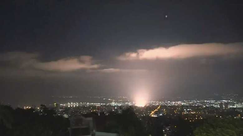 Momento exato em que um míssil iraniano cai na cidade de Haifa 