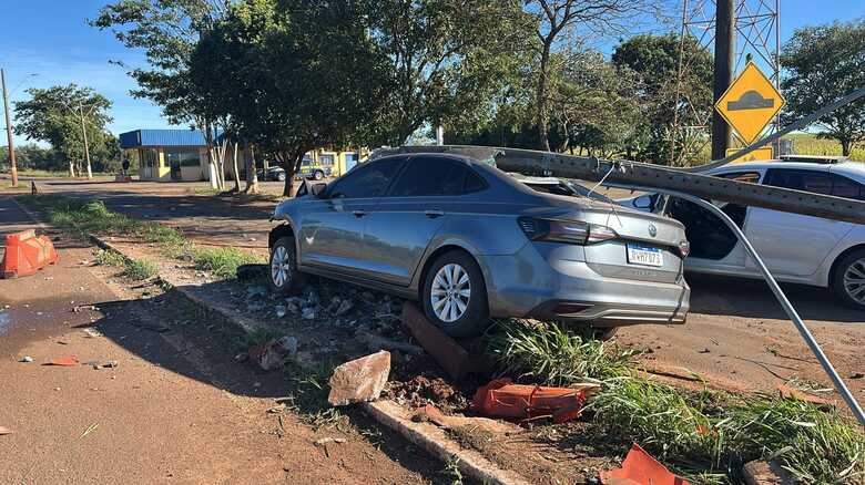 Carro ficou danificado com o acidente