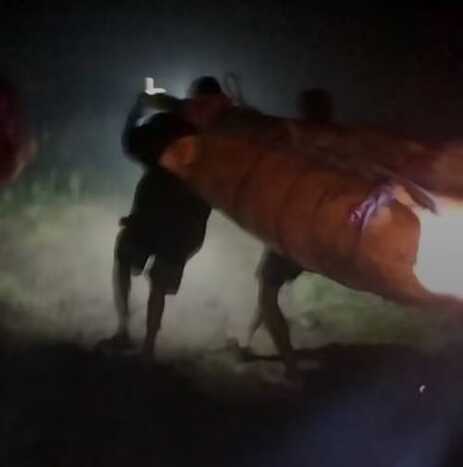 Voluntários descem com o corpo da brasileira Juliana Marins