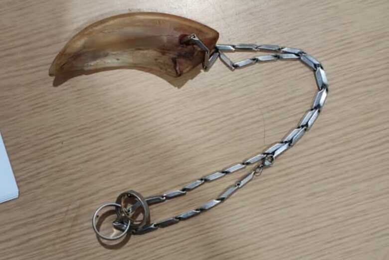 O colar foi apreendido pelas autoridades