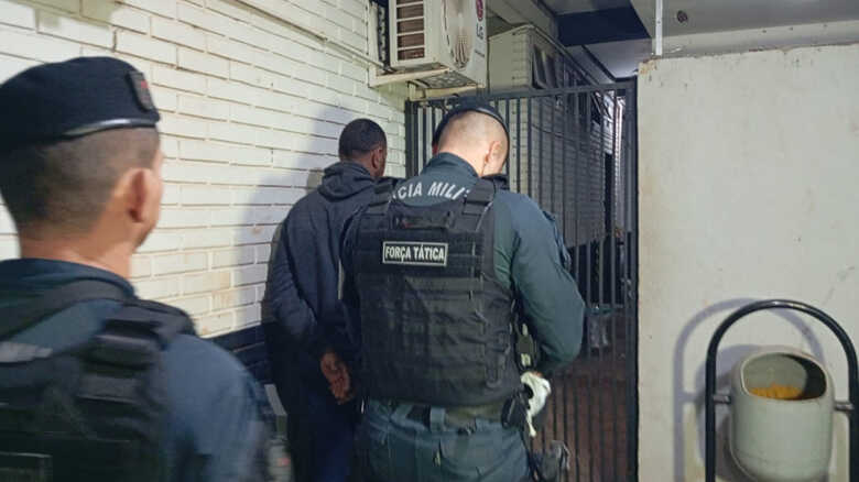 Ele foi preso pelas equipes da Polícia Militar