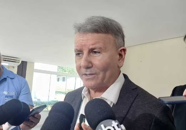 Prefeito Eduardo Siqueira Campos (Podemos) comenta Operação Sisamnes em coletiva de imprensa 