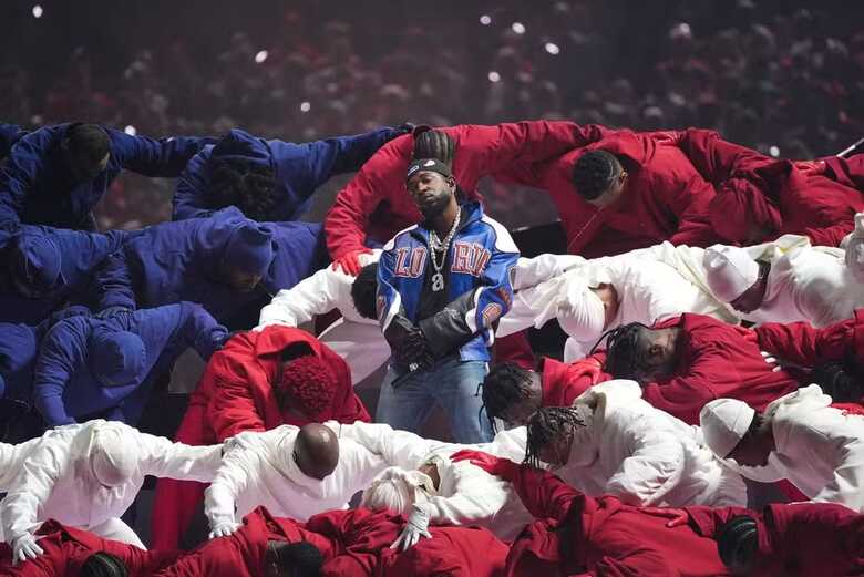 Kendrick Lamar no show do intervalo do Super Bowl 2025 