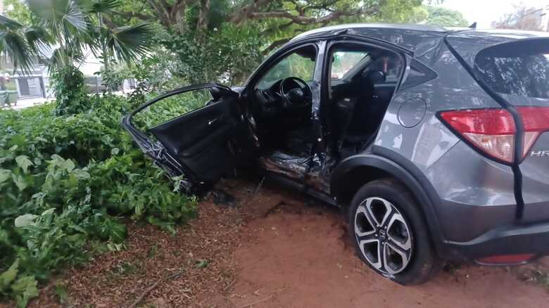 Carro da médica ficou destruído