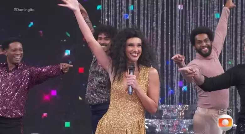 Débora Nascimento no palco do 'Domingão' 