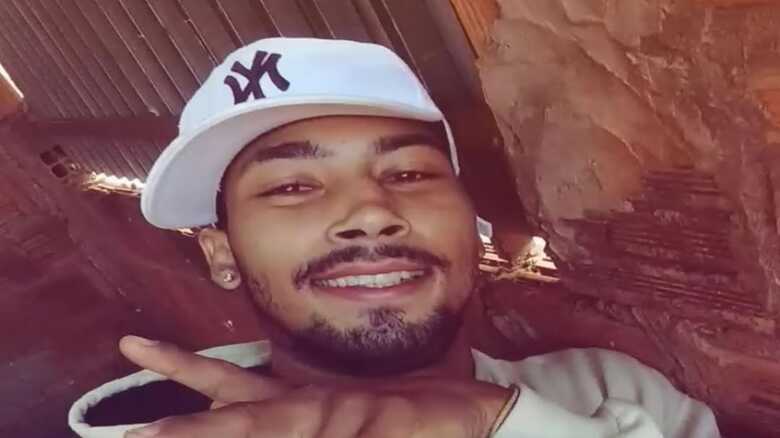 Alex usava tornozeleira quando foi morto