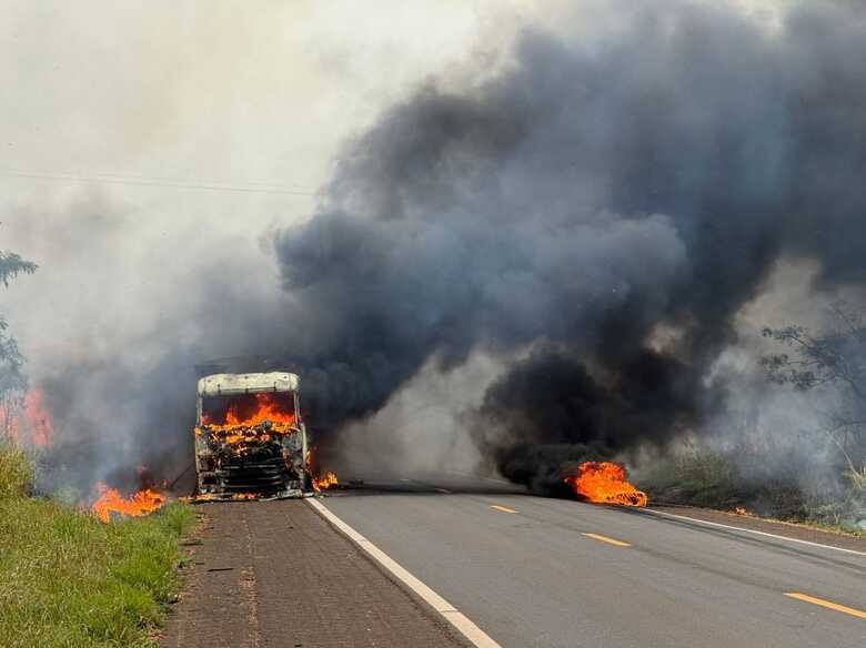 Foto mostra dimensão do incêndio