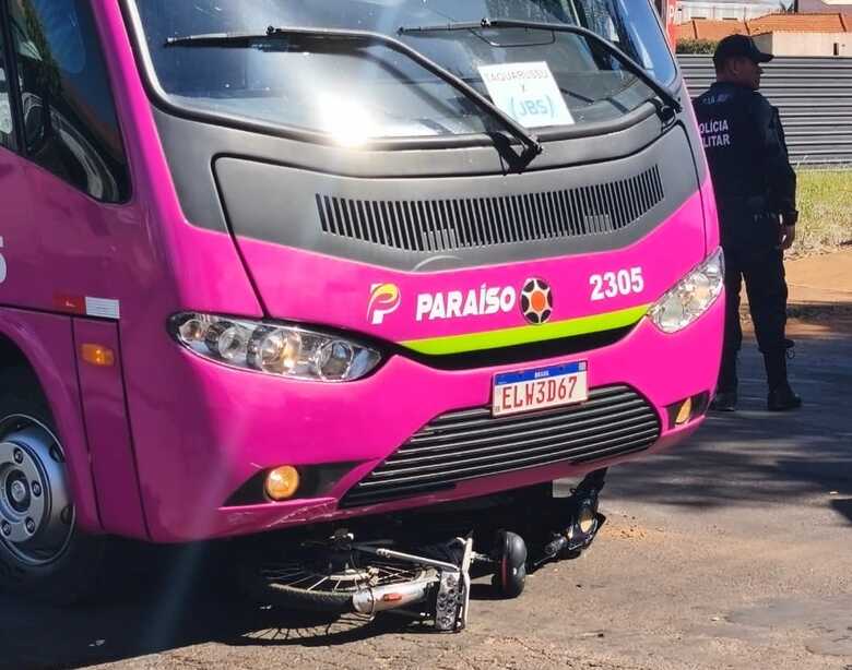 A bicicleta ficou presa debaixo do veículo