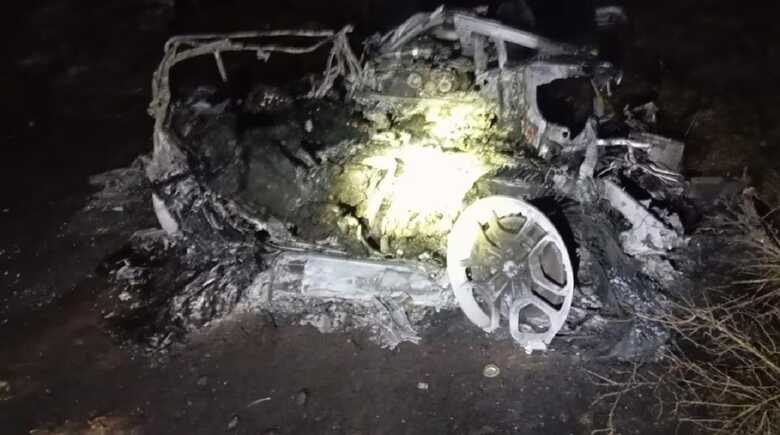 Carro ficou irreconhecível após o acidente