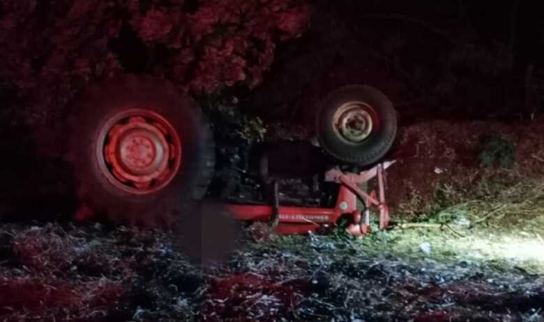 Trator foi encontrado tombado